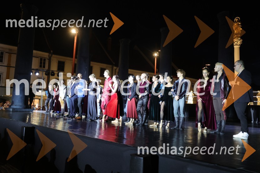 Druženje pred odpovedano baletno predstavo Romeo in Julija na Glavnem trgu v Mariboru