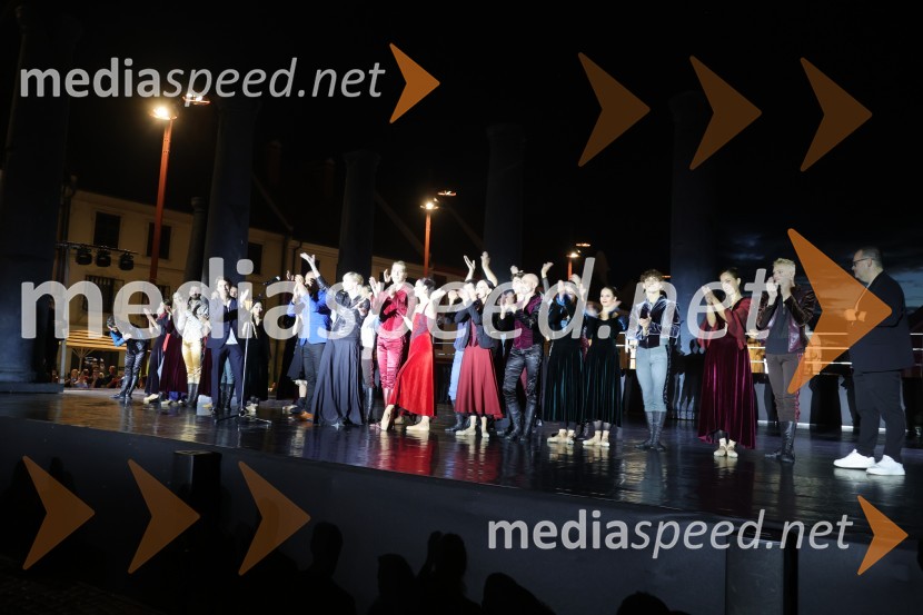 Druženje pred odpovedano baletno predstavo Romeo in Julija na Glavnem trgu v Mariboru