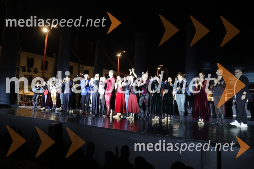 Druženje pred odpovedano baletno predstavo Romeo in Julija na Glavnem trgu v Mariboru