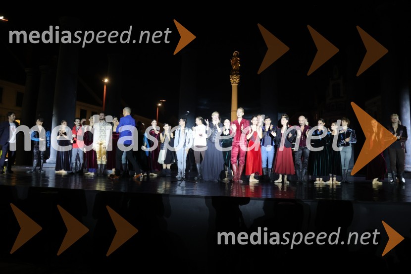 Druženje pred odpovedano baletno predstavo Romeo in Julija na Glavnem trgu v Mariboru