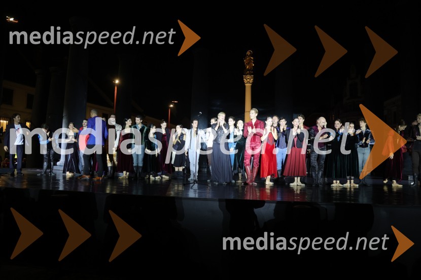 Druženje pred odpovedano baletno predstavo Romeo in Julija na Glavnem trgu v Mariboru