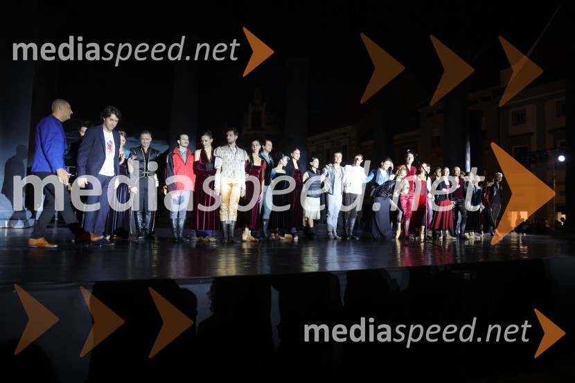 Druženje pred odpovedano baletno predstavo Romeo in Julija na Glavnem trgu v Mariboru