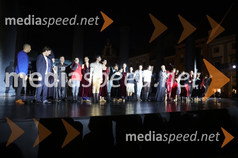 Druženje pred odpovedano baletno predstavo Romeo in Julija na Glavnem trgu v Mariboru