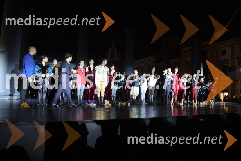 Druženje pred odpovedano baletno predstavo Romeo in Julija na Glavnem trgu v Mariboru