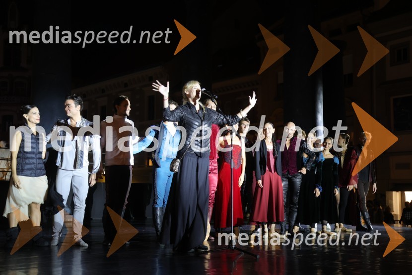  Valentina Turcu, koreografinja in baletna solistkaDruženje pred odpovedano baletno predstavo Romeo in Julija na Glavnem trgu v Mariboru