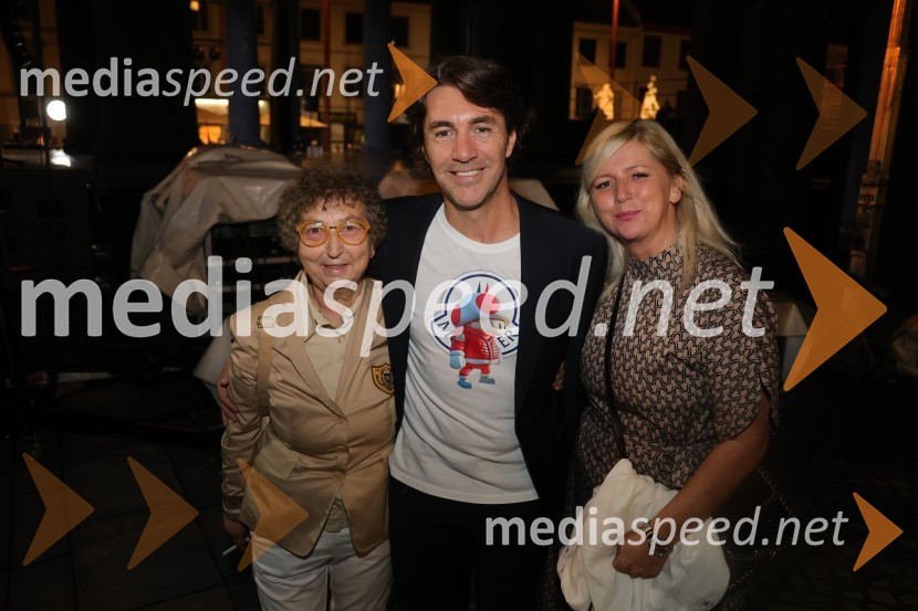  Dragica Petrovič, režiserka in producentka;  Edward Clug, umetniški direktor, Balet SNG Maribor;  Pia Clug, baletna plesalkaDruženje pred odpovedano baletno predstavo Romeo in Julija na Glavnem trgu v Mariboru