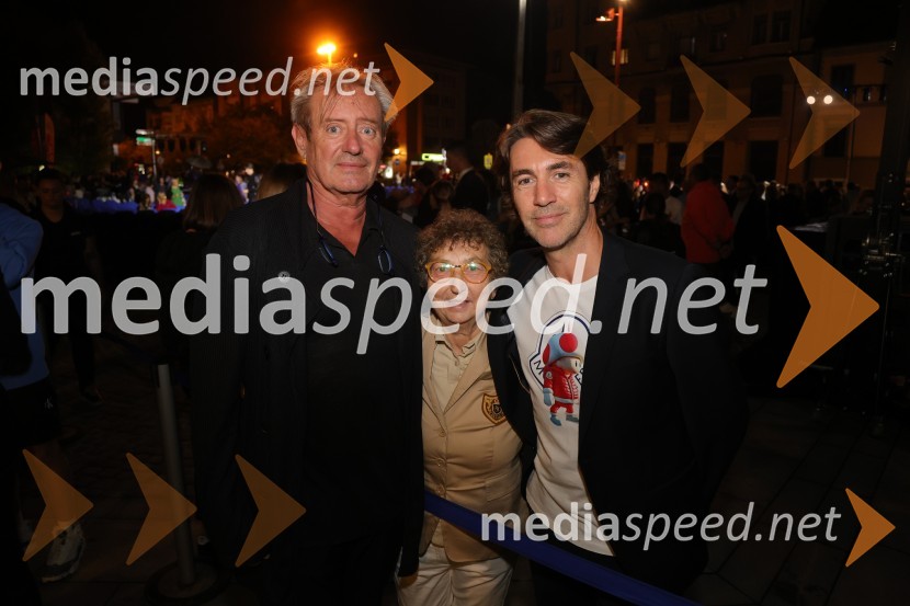  Vladimir  Rukavina Gogo, direktor Narodnega doma Maribor ter direktor Festivala Lent ;  Dragica Petrovič, režiserka in producentka;  Edward Clug, umetniški direktor, Balet SNG MariborDruženje pred odpovedano baletno predstavo Romeo in Julija na Glavnem trgu v Mariboru