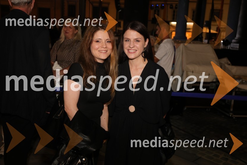 Druženje pred odpovedano baletno predstavo Romeo in Julija na Glavnem trgu v Mariboru