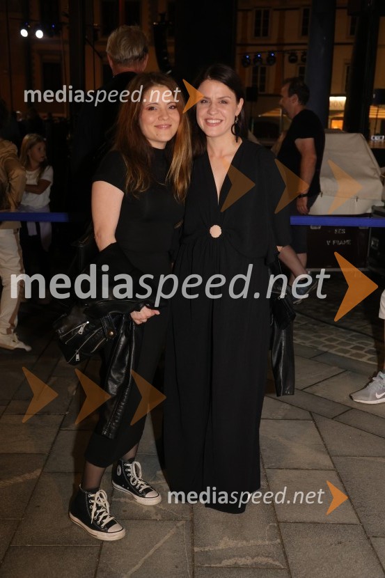 Druženje pred odpovedano baletno predstavo Romeo in Julija na Glavnem trgu v Mariboru