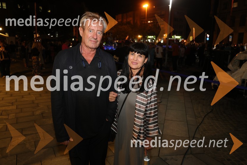  Vladimir  Rukavina Gogo, direktor Narodnega doma Maribor ter direktor Festivala Lent ; mag.  Helena  Cvikl, predavateljica na Fakulteti za turistične študijeDruženje pred odpovedano baletno predstavo Romeo in Julija na Glavnem trgu v Mariboru