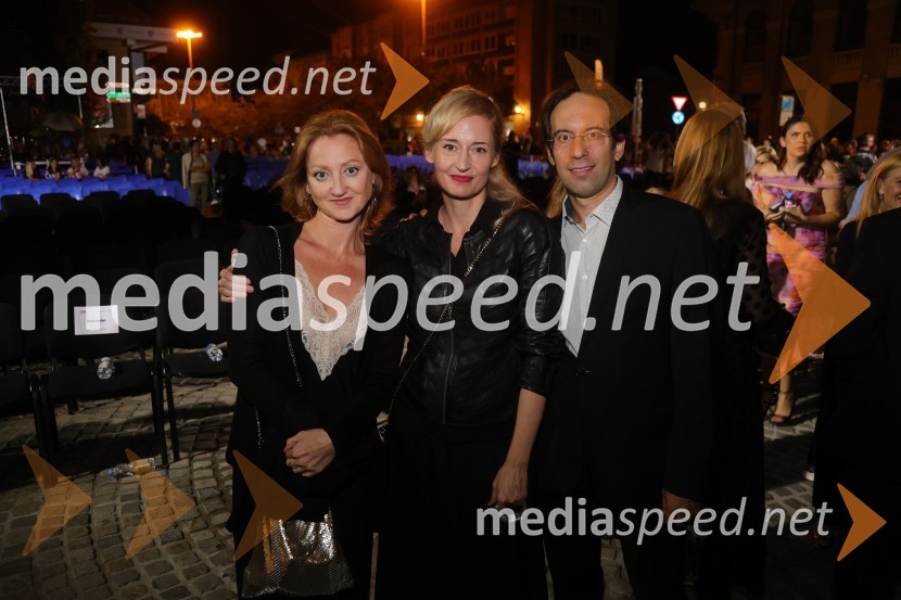  Irina Čaban Bilandžić, baletna solistka;  Valentina Turcu, koreografinja in baletna solistka;  Simon Krečič, umetniški direktor Opere SNG MariborDruženje pred odpovedano baletno predstavo Romeo in Julija na Glavnem trgu v Mariboru