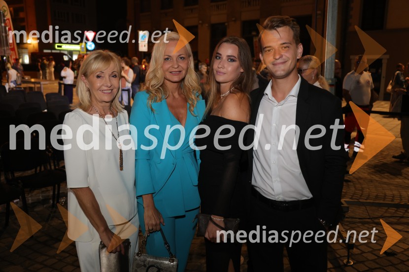  ... ; dr. Jerneja Kastelic, direktorica, Farmadent;  ... ;  ... Druženje pred odpovedano baletno predstavo Romeo in Julija na Glavnem trgu v Mariboru