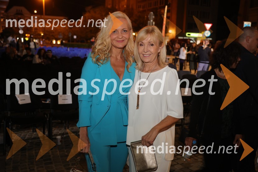 dr. Jerneja Kastelic, direktorica, Farmadent;  ... Druženje pred odpovedano baletno predstavo Romeo in Julija na Glavnem trgu v Mariboru