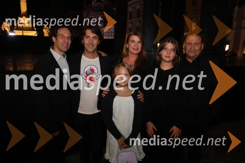  Simon Krečič, umetniški direktor Opere SNG Maribor;  Edward Clug, umetniški direktor, Balet SNG Maribor;  Martina Neža Brlek;  Janja Lamberger;  Eva Marija Brlek;  Darko  Brlek, direktor in umetniški vodja, Festival LjubljanaDruženje pred odpovedano baletno predstavo Romeo in Julija na Glavnem trgu v Mariboru