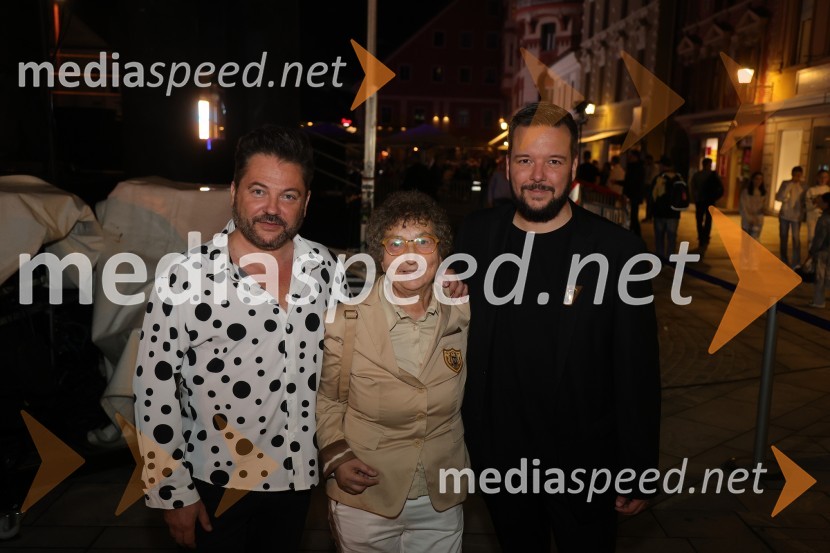  Miran Bende Živčec, direktor in lastnik, turistična agencija Galileo 3000;  Dragica Petrovič, režiserka in producentka;  Denis Bende Živčec, novinar, VečerDruženje pred odpovedano baletno predstavo Romeo in Julija na Glavnem trgu v Mariboru