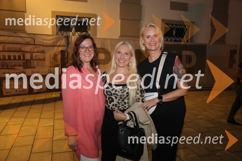 Druženje pred odpovedano baletno predstavo Romeo in Julija na Glavnem trgu v Mariboru