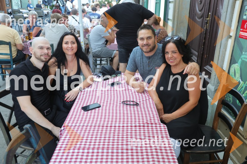  ... ;  ... ;  ... ;  Iris PrimcDruženje pred odpovedano baletno predstavo Romeo in Julija na Glavnem trgu v Mariboru