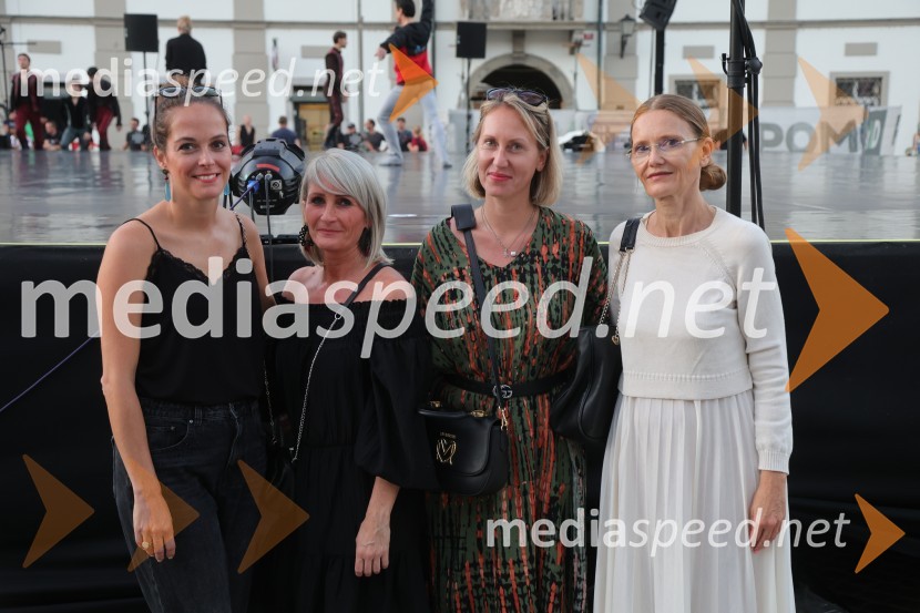  Špela Lešnik, producentka Drame SNG Maribor;  Anja  Žižek, marketing SNG Maribor;  Mateja Kožuh, producentka in joga učiteljica MS7;  Nevenka Pašek, marketing SNG MariborDruženje pred odpovedano baletno predstavo Romeo in Julija na Glavnem trgu v Mariboru