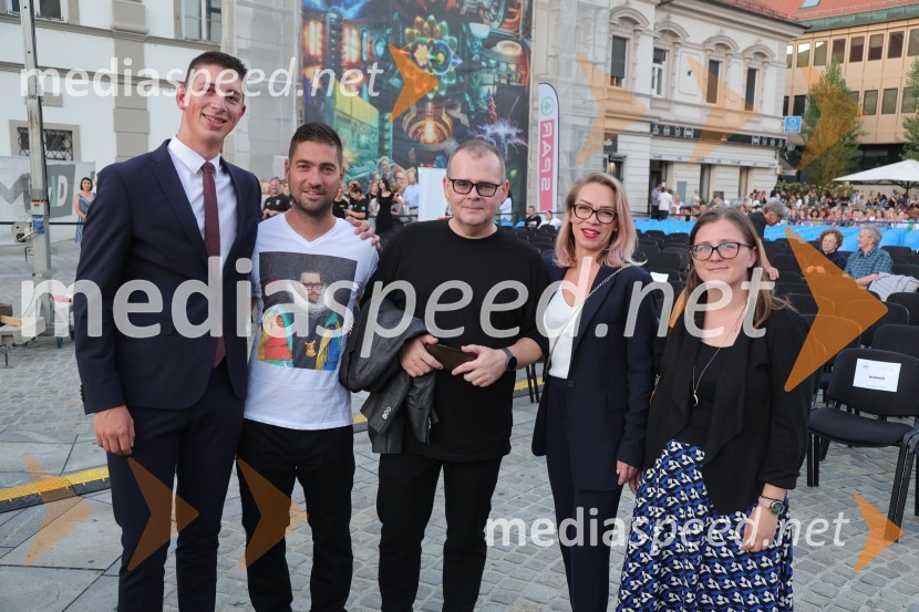  Gaj Herman;  Mitja Špes, Factumevent;  Alan Kavčič, predstavnik za odnose z javnostmi SNG Maribor;  Tina Remšak, kabinet župana MO Maribor;  ... Druženje pred odpovedano baletno predstavo Romeo in Julija na Glavnem trgu v Mariboru