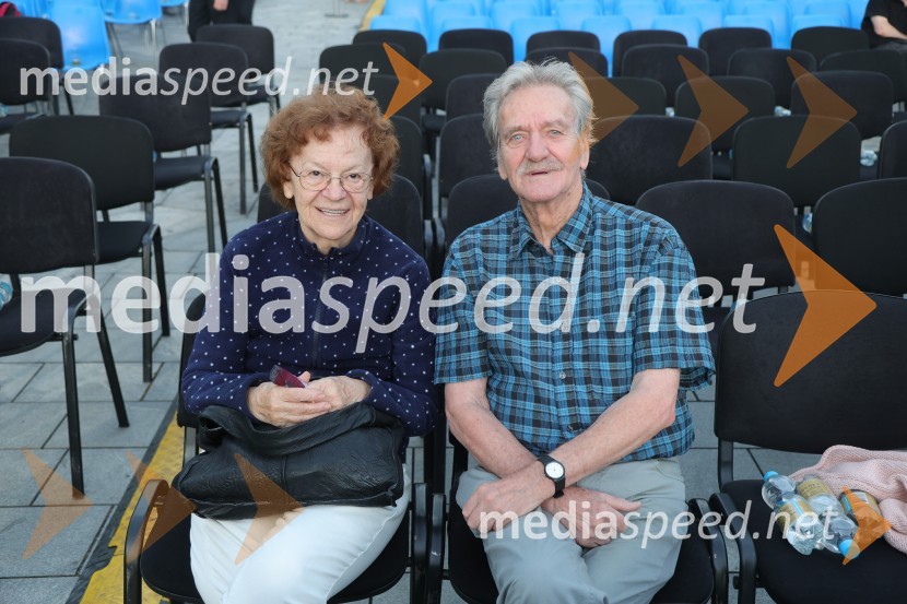  Ivana Baronik;  Emil Baronik, operni solistDruženje pred odpovedano baletno predstavo Romeo in Julija na Glavnem trgu v Mariboru