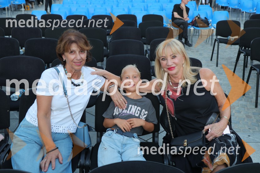 Druženje pred odpovedano baletno predstavo Romeo in Julija na Glavnem trgu v Mariboru