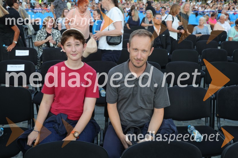 Druženje pred odpovedano baletno predstavo Romeo in Julija na Glavnem trgu v Mariboru