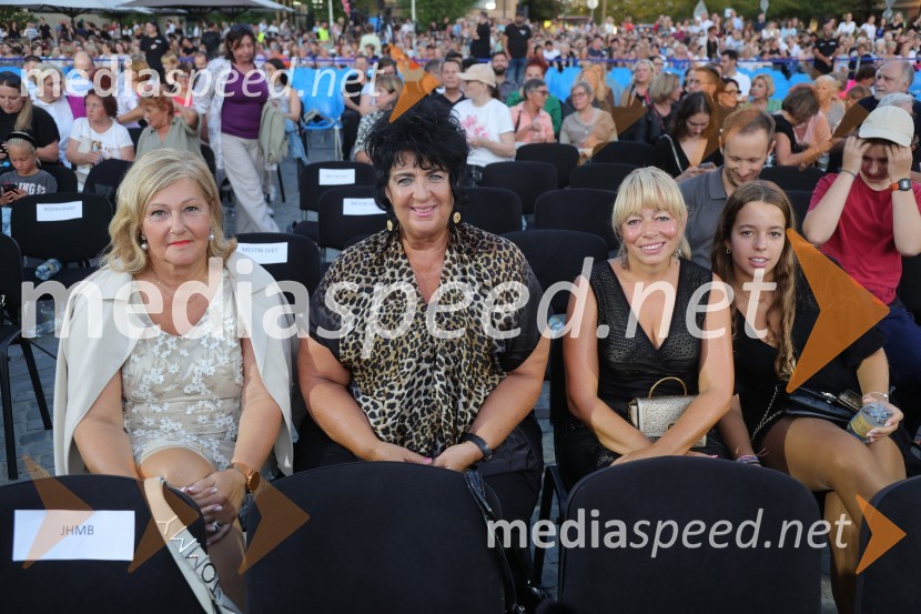  ... ;  Davorka Pregl, mestna svetnica MOM;  ... ;  ... Druženje pred odpovedano baletno predstavo Romeo in Julija na Glavnem trgu v Mariboru