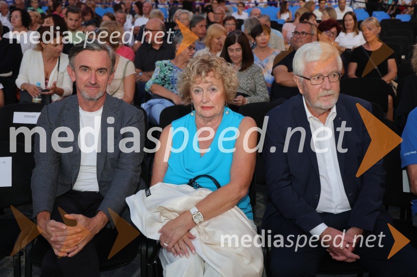  Marko Lukić, lastnik in direktor družbe Lumar IG;  Hilda Lukić;  Milan Lukić, prokurist podjetja Lumar IGDruženje pred odpovedano baletno predstavo Romeo in Julija na Glavnem trgu v Mariboru