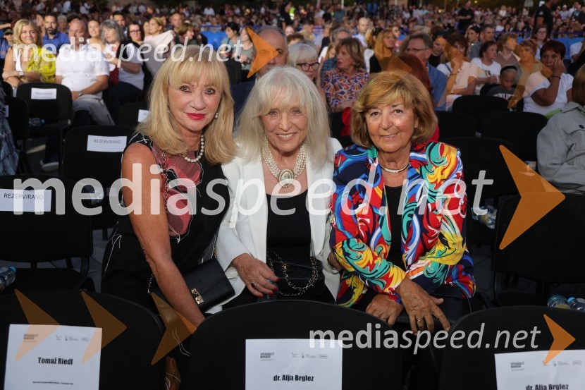  ... ;  Irena Polanec, slikarka;  Magdalena Tovornik, nekdanja mariborska županjaDruženje pred odpovedano baletno predstavo Romeo in Julija na Glavnem trgu v Mariboru