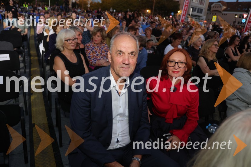 Druženje pred odpovedano baletno predstavo Romeo in Julija na Glavnem trgu v Mariboru