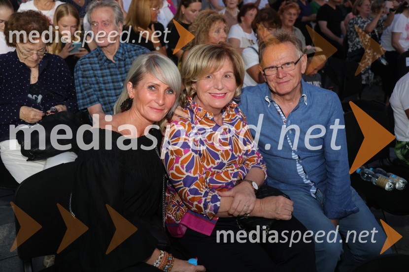  Anja  Žižek, marketing SNG Maribor;  ... ;  ... Druženje pred odpovedano baletno predstavo Romeo in Julija na Glavnem trgu v Mariboru