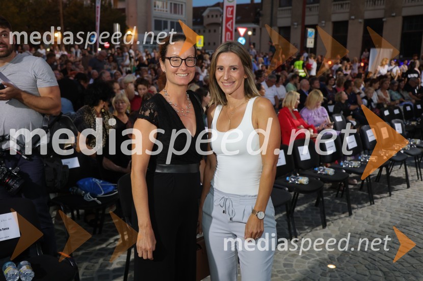 Druženje pred odpovedano baletno predstavo Romeo in Julija na Glavnem trgu v Mariboru