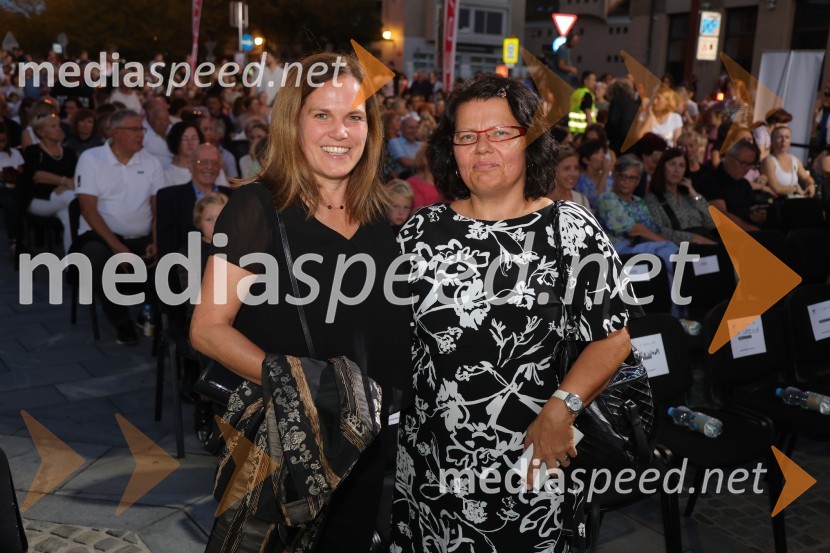  Vera Kocbek, vodja marketinga, Zavarovalnica Grawe;  ... Druženje pred odpovedano baletno predstavo Romeo in Julija na Glavnem trgu v Mariboru