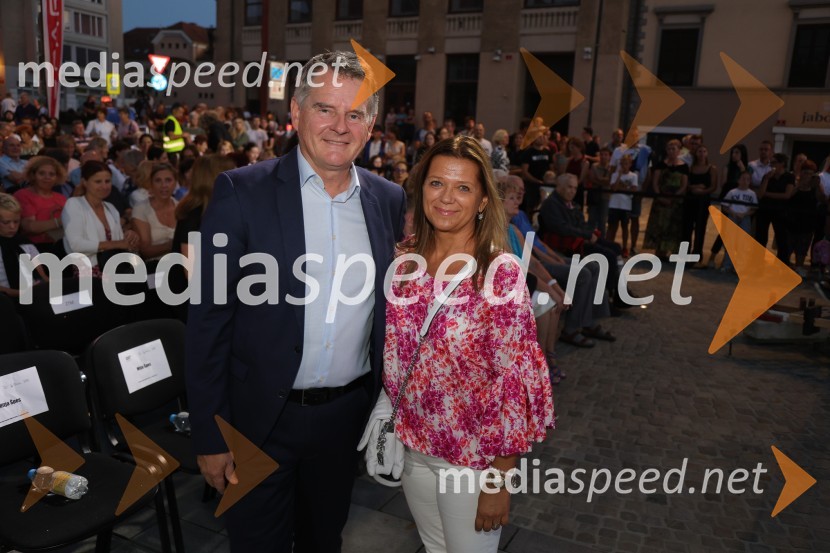  Ranko Šmigoc, direktor, Marprom;  Renata ŠmigocDruženje pred odpovedano baletno predstavo Romeo in Julija na Glavnem trgu v Mariboru