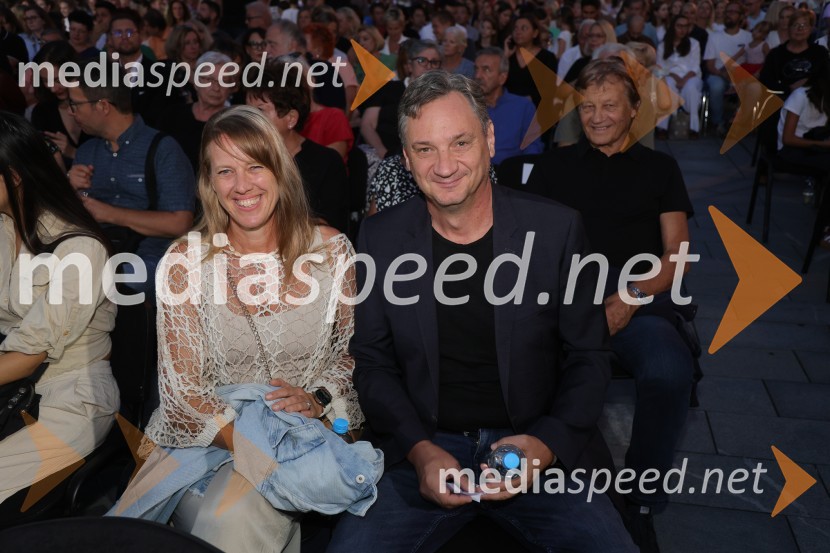  Anka Jemenšek;  Gvido Jemenšek, član uprave,  Nova KBMDruženje pred odpovedano baletno predstavo Romeo in Julija na Glavnem trgu v Mariboru