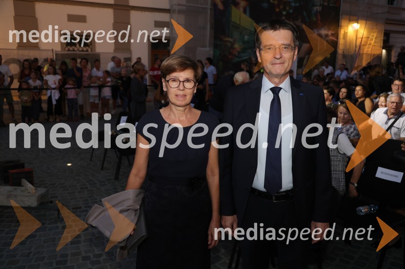  ... ; prof. dr. Zdravko Kačič, rektor Univerze v MariboruDruženje pred odpovedano baletno predstavo Romeo in Julija na Glavnem trgu v Mariboru