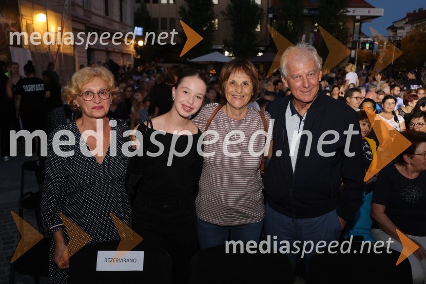  ... ;  ... ;  Andreja Kračun, predsednica, Dobrodelno združenje Koraki za korakce;  prof. dr. Davorin  Kračun, ekonomist, predsednik Fiskalnega sveta, član Rotary Cluba MariborDruženje pred odpovedano baletno predstavo Romeo in Julija na Glavnem trgu v Mariboru