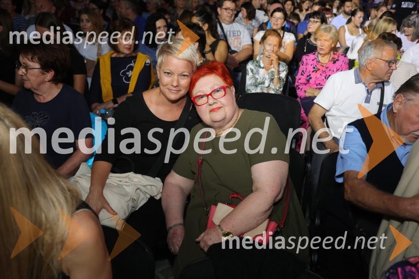  Zsuzsa Budavari Novak, zborovodkinja;  Zdenka Križanič, nekdanja mestna svetnicaDruženje pred odpovedano baletno predstavo Romeo in Julija na Glavnem trgu v Mariboru