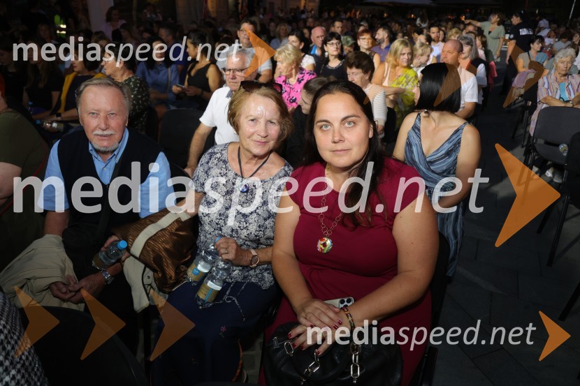  ... ;  ... ;  Urška Šitum Rečnik, zobozdravnica, Dentalni center ZobekDruženje pred odpovedano baletno predstavo Romeo in Julija na Glavnem trgu v Mariboru