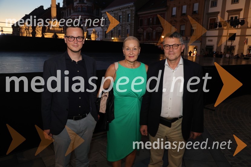  Urban Bratina;  Barbara Bratina;  Aljaž  Bratina, mestni svetnik MO MariborDruženje pred odpovedano baletno predstavo Romeo in Julija na Glavnem trgu v Mariboru