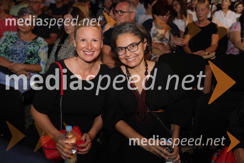  Nataša Ritonija, direktorica, RRA Podravje;  ... Druženje pred odpovedano baletno predstavo Romeo in Julija na Glavnem trgu v Mariboru
