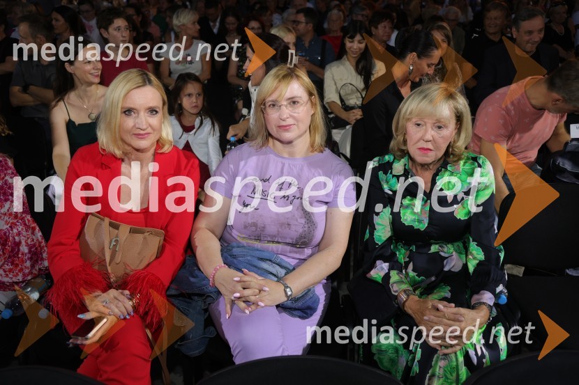  Mojca  Šetinc Pašek, poslanka Gibanje Svoboda;  Mihela Pašek, sodnica Okrajnega sodišča v Mariboru;  Edita Benko ToplakDruženje pred odpovedano baletno predstavo Romeo in Julija na Glavnem trgu v Mariboru