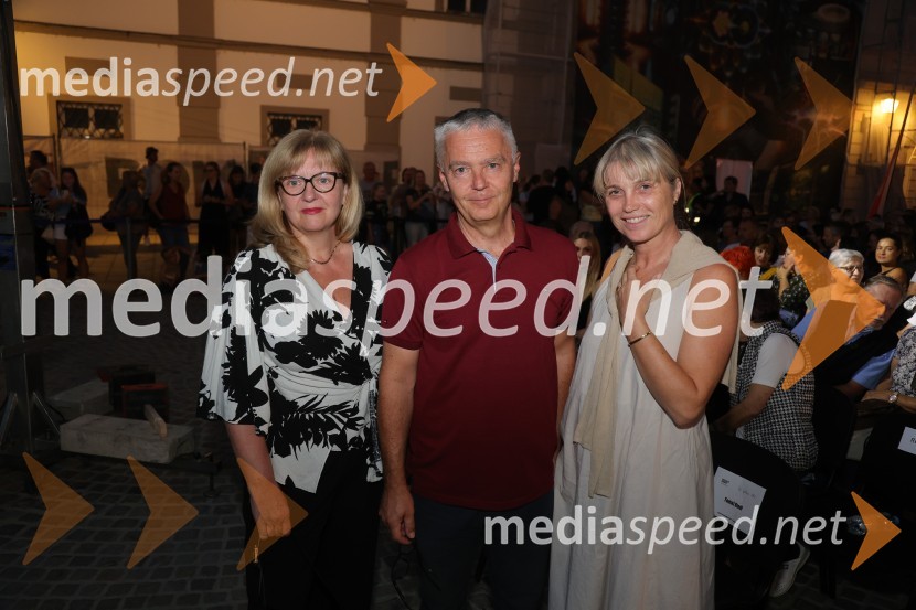  Darja Basrak, direktorica, VKF Renzel v Sloveniji;  ... ; mag. Lidija Pliberšek, direktorica, Pogrebno podjetje Maribor d.d.Druženje pred odpovedano baletno predstavo Romeo in Julija na Glavnem trgu v Mariboru