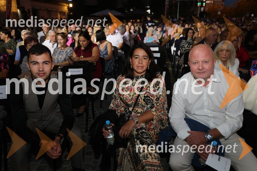  ... ;  Barbara Orozel Riedl;  Tomaž Riedl, direktor Riedl GroupDruženje pred odpovedano baletno predstavo Romeo in Julija na Glavnem trgu v Mariboru