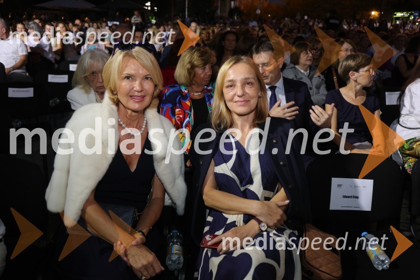  Nevenka Črešnar Pergar, lastnica in direktorica podjetja NP Consulting; dr. Alja  Brglez, šefinja kabineta bivšega predsednika RSDruženje pred odpovedano baletno predstavo Romeo in Julija na Glavnem trgu v Mariboru