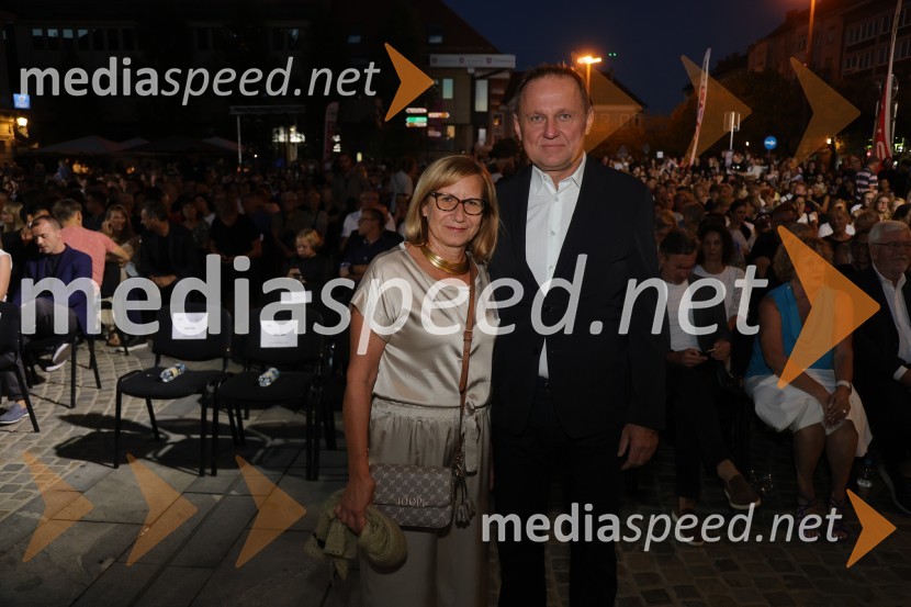  Duška Medved; dr. Samo Peter Medved,  podžupan, Mestna občina Maribor Druženje pred odpovedano baletno predstavo Romeo in Julija na Glavnem trgu v Mariboru