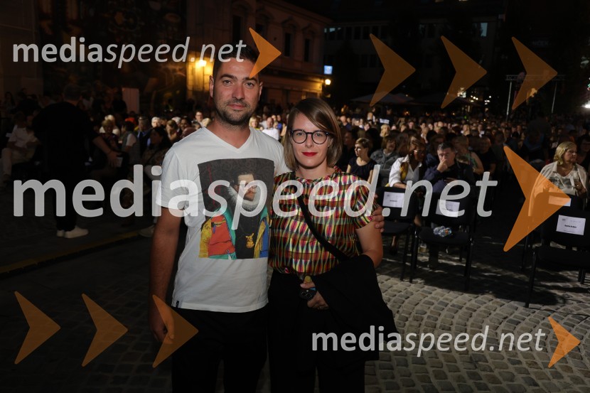  Mitja Špes, Factumevent;  ... Druženje pred odpovedano baletno predstavo Romeo in Julija na Glavnem trgu v Mariboru