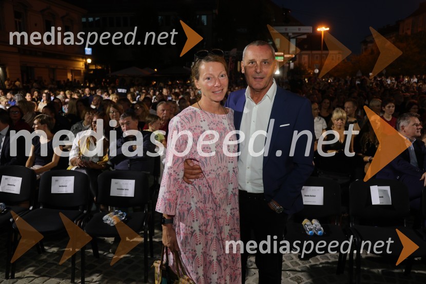  Nataša Matjašec Rošker, igralka;  Danilo Rošker, direktor SNG MariborDruženje pred odpovedano baletno predstavo Romeo in Julija na Glavnem trgu v Mariboru