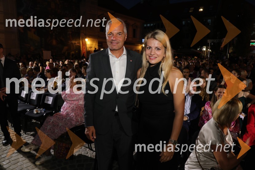  Aleksander Saša Arsenovič, župan, Mestna občina Maribor;  Katja Arsenovič, direktorica Rožmarin Hospitality GroupDruženje pred odpovedano baletno predstavo Romeo in Julija na Glavnem trgu v Mariboru