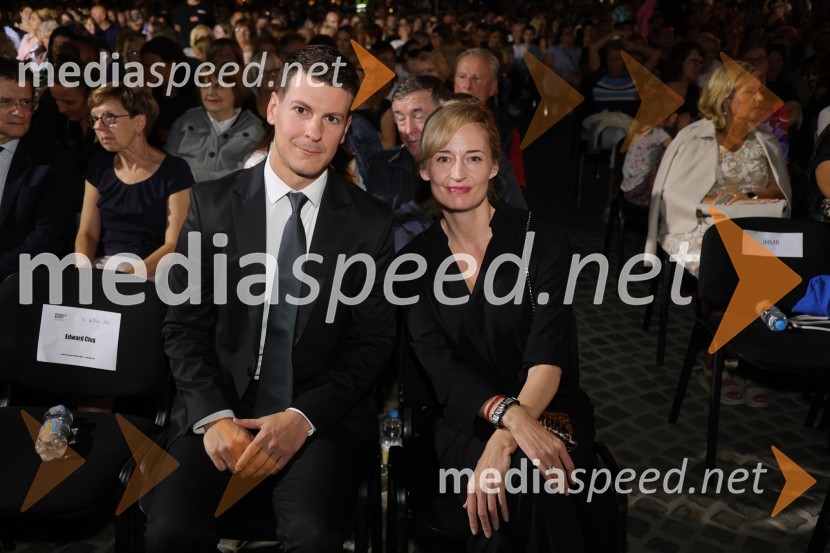  Jan Kovačič, generalni sekretar, Urad predsednice Republike Slovenije;  Valentina Turcu, koreografinja in baletna solistkaDruženje pred odpovedano baletno predstavo Romeo in Julija na Glavnem trgu v Mariboru